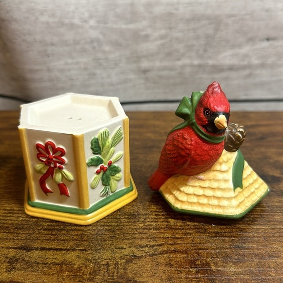 2003 Lenox Winter Greetings Everyday‎ Cardinal Stackable Salt & Pepper Shakers - Picture 4 of 8